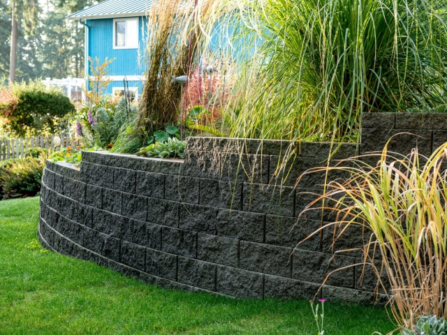 CornerStone 100 curved backyard retaining wall