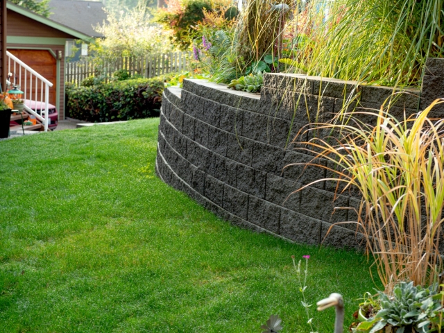 CornerStone 100 retaining wall blocks for steep sloped yards