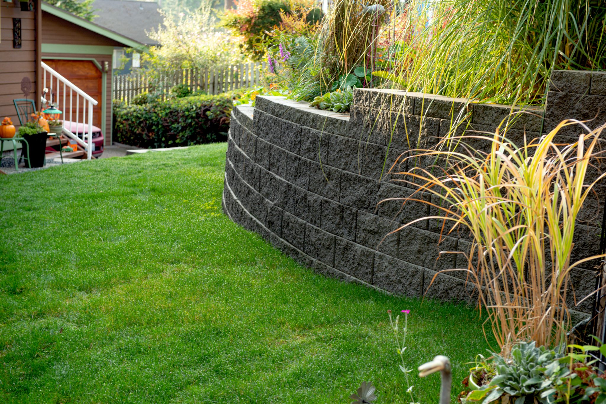CornerStone 100 retaining wall blocks for steep sloped yards