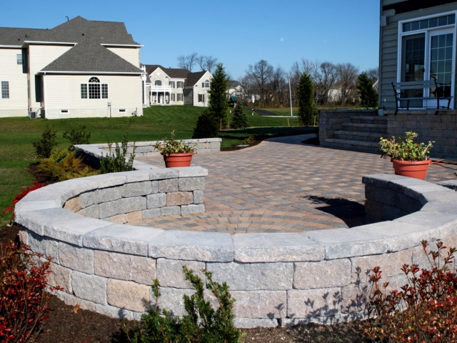 Curved StoneVista Retaining Wall for DIY Backyards