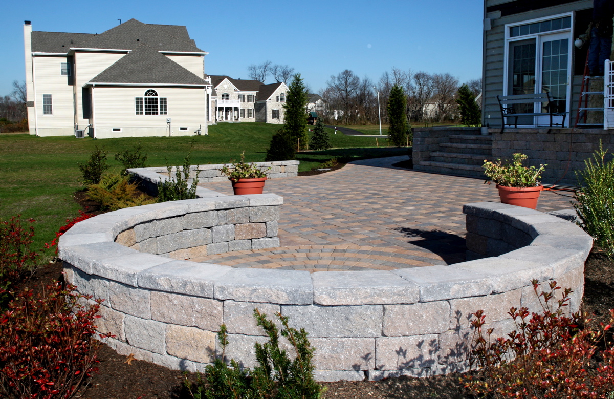 Curved StoneVista Retaining Wall for DIY Backyards