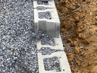 Drainage gravel effectively compacts to surround SRW blocks.