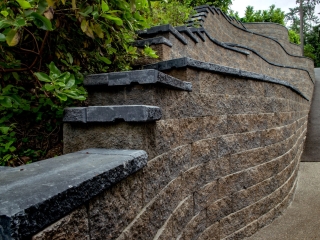 Close-up view of CornerStone 100 curved retaining wall features. Close-up view of CornerStone 100 curved retaining wall features.