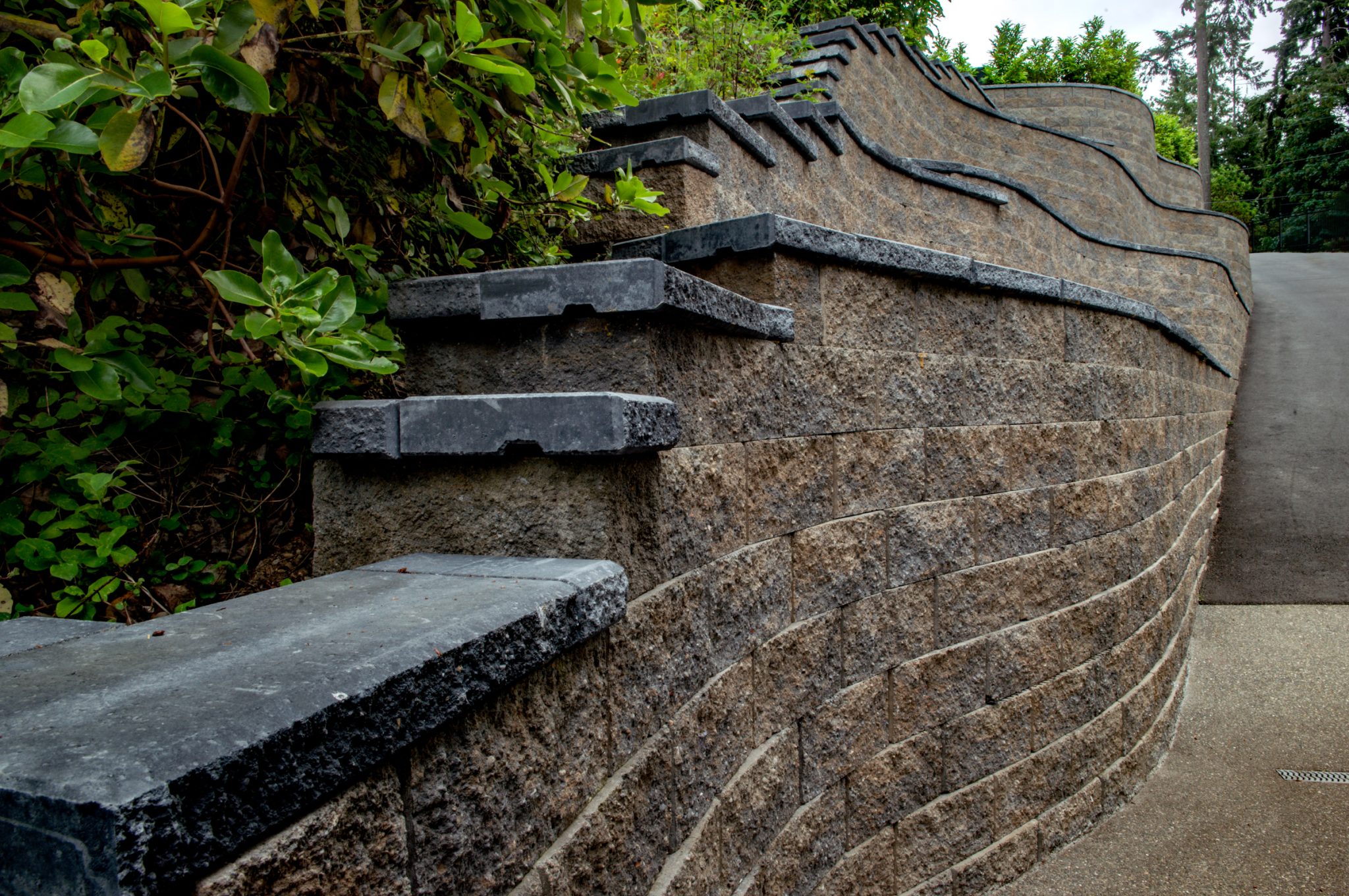 Close-up view of CornerStone 100 curved retaining wall features.