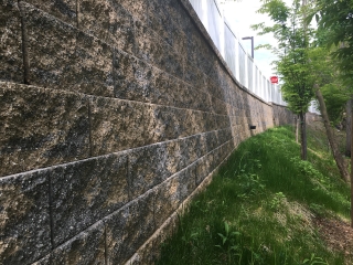 CornerStone 100 retaining walls have a 4.5-degree vertical angle setback. CornerStone 100 retaining walls have a 4.5-degree vertical angle setback.
