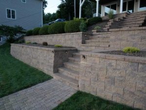 CornerStone 100 retaining wall with right angle corners yard.
