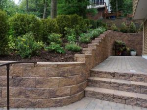 CornerStone 100 rounded corner retaining wall for backyard.